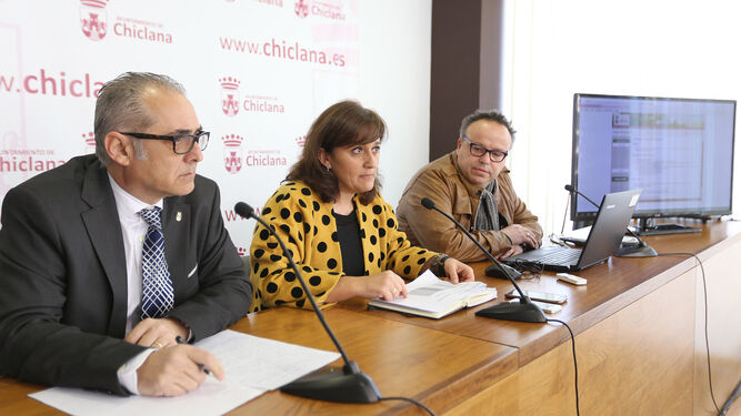 Joaquín Páez, Ana González y Arturo Bermúdez, ayer en la sala de prensa del Ayuntamiento.