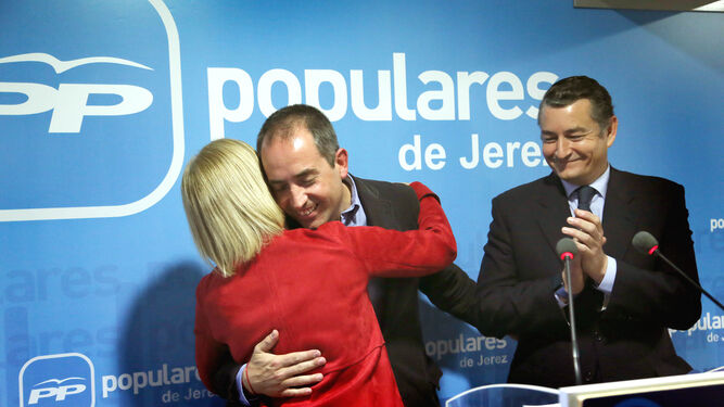 García-Pelayo y Saldaña se abrazan ayer en la rueda de prensa celebrada tras la ejecutiva local del partido.