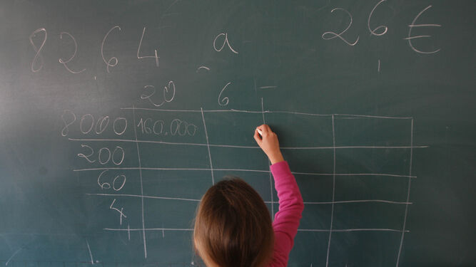 Una alumna practicando el sistema de cálculo ABN en un colegio de primaria de Cádiz.