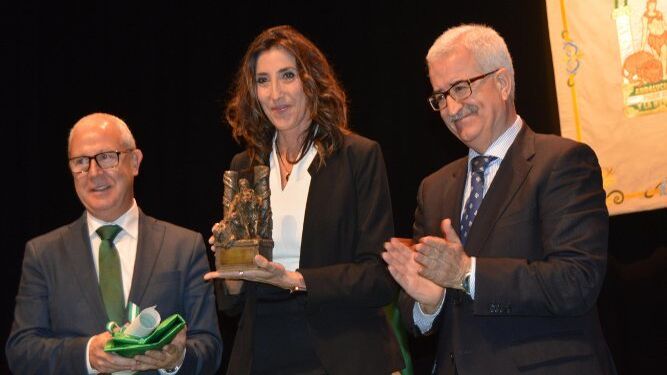 La televisiva Paz Padilla recogiendo el premio junto al vicepresidente de la Junta de Andalucía, Manuel Jiménez Barrios.