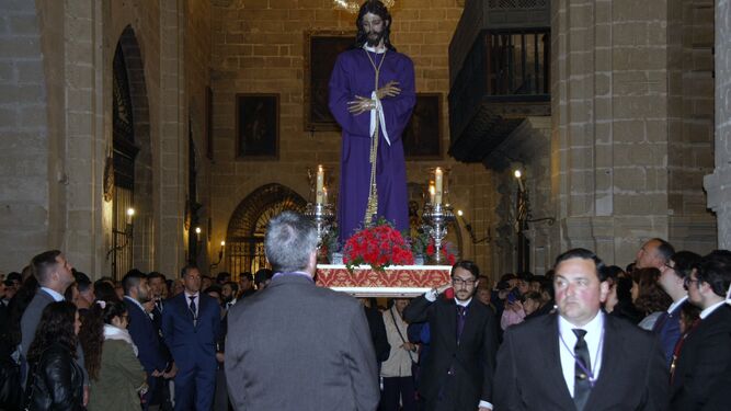 El solemne Vía Crucis del Consejo de Hermandades se vio obligado a hacer un recorrido por el interior de la Prioral.
