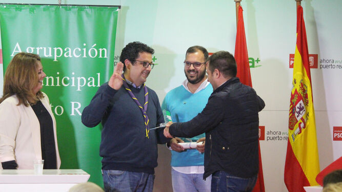 Pacote Pizarro entrega el galardón del PSOE de Puerto Real a Antonio Escolano, del Grupo Scouts La Salle.