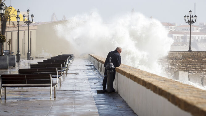 Las olas golpeando la muralla del Campo del Sur.