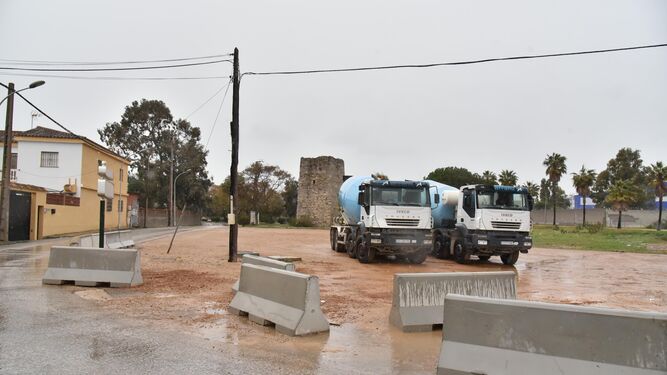 Imagen de los bloques desplazados para permitir el giro del camión hacia la calle Pedro Terol, en Palmones, en una imagen del miércoles.