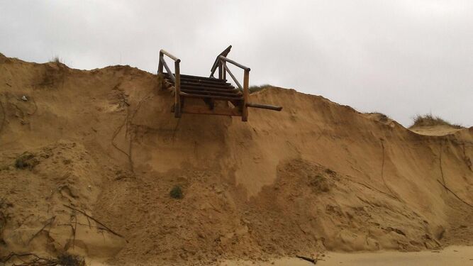 El temporal destroza todos los accesos de las playas de Rota