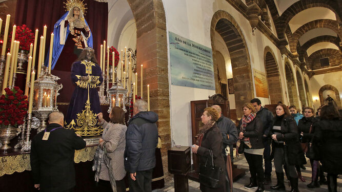 Imagen del besapié de Medinaceli ayer en la parroquia de Santa Cruz.