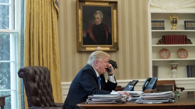 Donald Trump habla por teléfono en el Despacho Oval, en una imagen de enero de 2017 pero difundida el viernes.