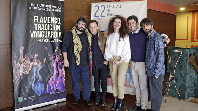 Rafael Estévez posa con Alejandro Molinero, Sara Jiménez, Alberto Sellés y Nani Paños.