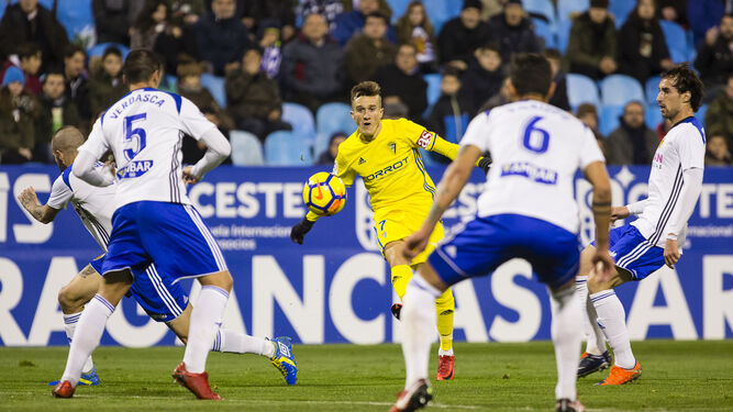 Salvi golpea el balón rodeado de varios contrarios en el duelo contra el Zaragoza de la primera vuelta.