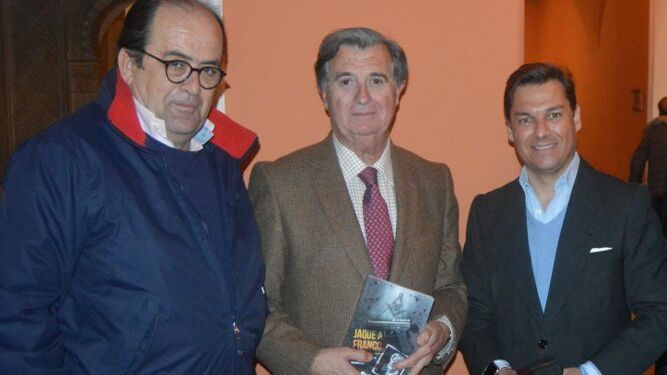 El escritor José María García León  con Carlos Maira y Carlos Núñez, durante la presentación.