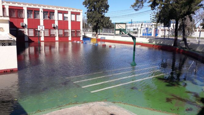 Uno de los patios del colegio Vicente Tofiño, completamente inundado.