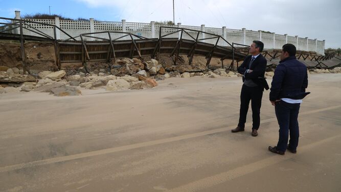 El alcalde de Rota comprueba el estado en el que han quedado las playas de la localidad.