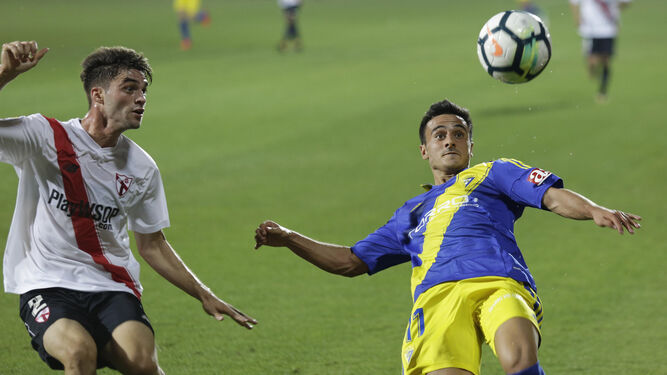 Álvaro García busca el balón delante de un rival en el duelo ante el filial sevillista de la primera vuelta.