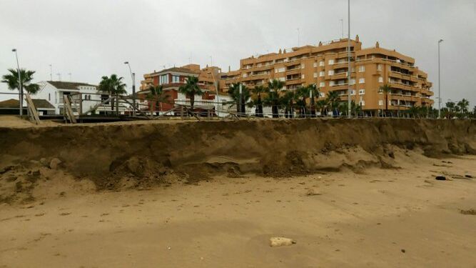 Imagen del litoral sanluqueño en la playa de La Calzada.