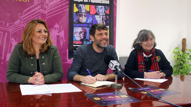 Elena Amaya, Alfredo Charques y lola Sanisidro, durante la presentación de las exposiciones.
