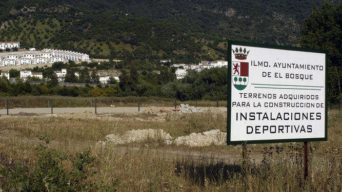 Un cartel anunciaba en 2007 la construcción del campo de fútbol.