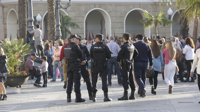 Efectivos de Policía Nacional en San Juan de Dios, con una cofradía pasando por delante del Ayuntamiento.