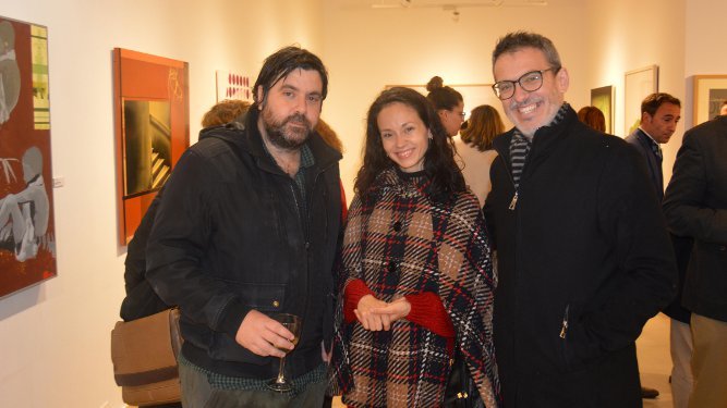 El pintor Pepe Baena con Raluca Dumitrescu y Juan Isaac Silva, durante la inauguración.
