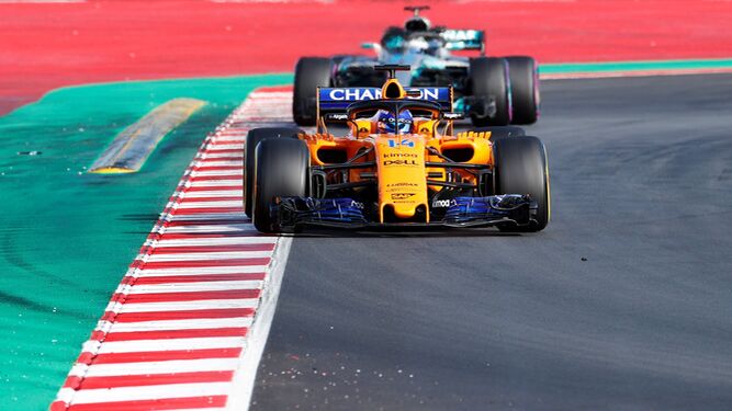 Fernando Alonso (McLaren), por delante de Valtteri Botas (Mercedes).