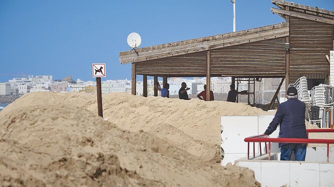 Acumulaci&oacute;n natural de arena junto al chiringuito 'El Potito', uno de los mas afectados por el mal tiempo.