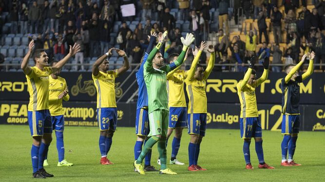 Los jugadores del Cádiz saludan a la afición después de un partido disputado en el estadio Carranza.