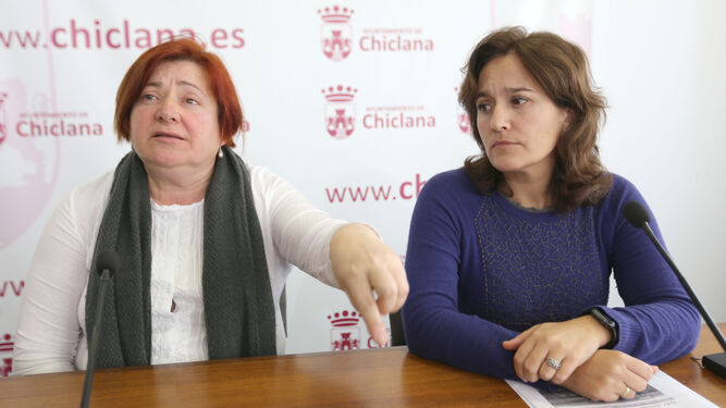 Las delegadas de Diseminado y Urbanismo, Cándida Verdier y Ana González, ayer durante la valoración del próximo cambio en la ley urbanística.