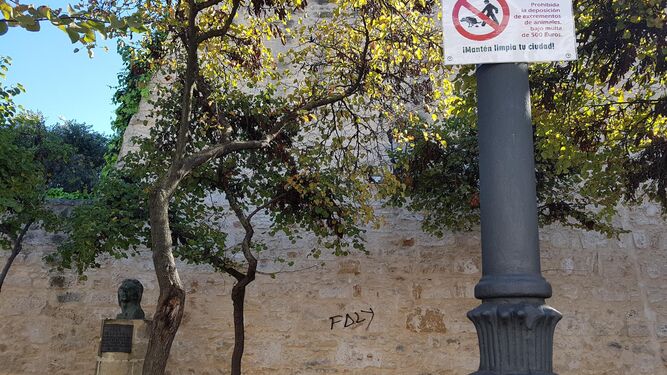 Una señal que prohíbe la deposición de las mascotas en pleno casco histórico, junto al castillo de san Marcos.
