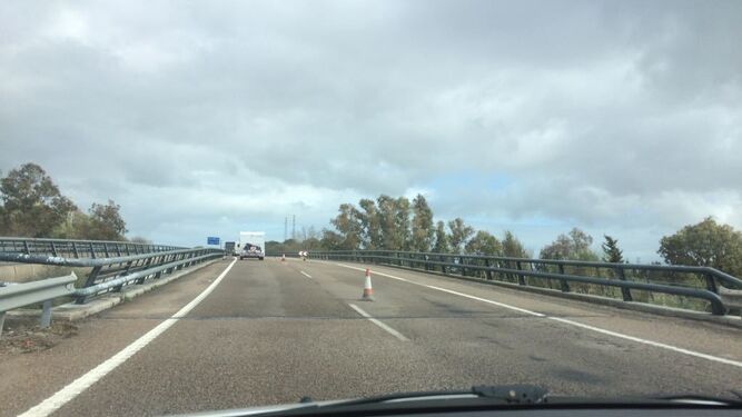 Conos instalados en la autovía Jerez-Los Barrios (A-381) para inutilizar uno de los carriles afectados.