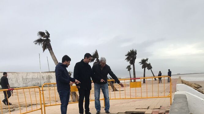 El alcalde de Barbate durante la visita a los daños en el Paseo Marítimo.