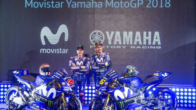 Maverick Viñales y Valentino Rossi, durante la presentación del equipo Yamaha en Madrid.