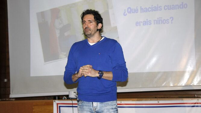 El profesor César Bona, en la tarde del martes durante su conferencia en El Centro Inglés.