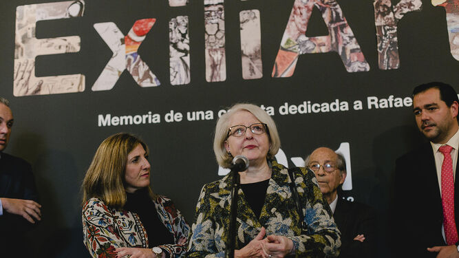 Irene García escucha a una de las participantes en ese homenaje, la galerista Sol Panera.