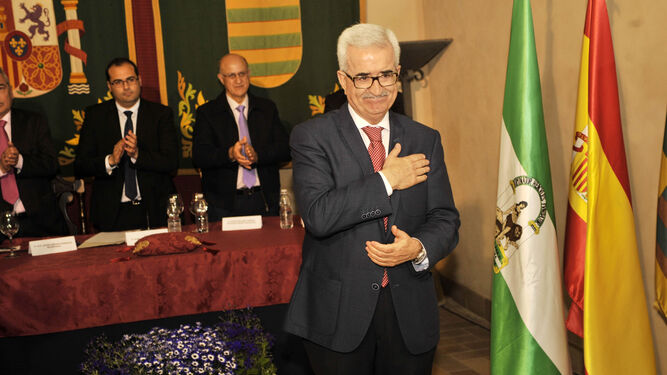 El vicepresidente de la Junta y consejero de la Presidencia, Manuel Jiménez Barrios, recibió ayer la más alta distinción que otorga Bornos.