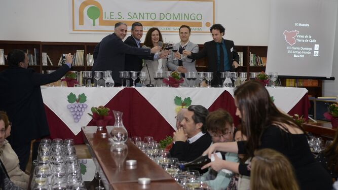 La delegada, Remedios Palma, junto a los alcaldes de El Puerto y Rota, y los directores de IES Santo Domingo y Arroyo Hondo, brindan por la muestra.