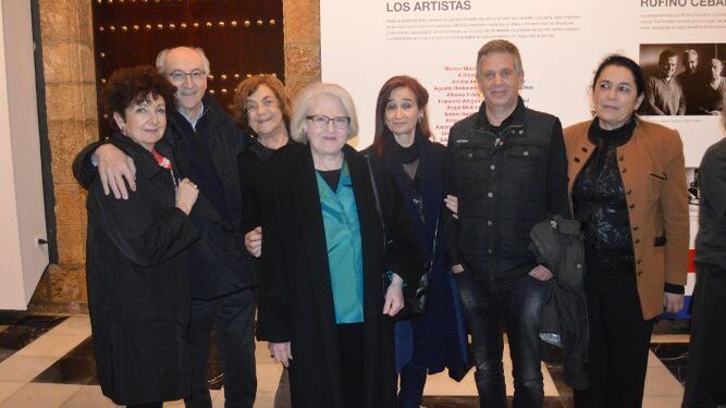 Marga Alonso, Paco Panera, Marita Rajner, Sol, Victoria y Miguel Panera y la comisaria de la exposición Carmen Bustamante.