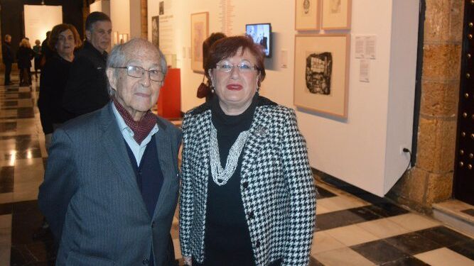 José Corredor Matheos con la periodista Ana Rodríguez-Tenorio.