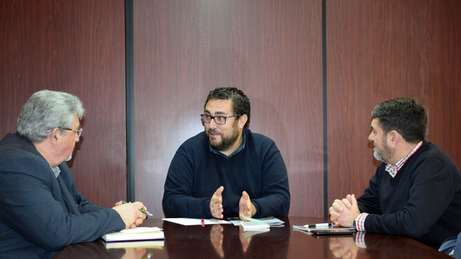 Jaime Armario, con los representantes de Autismo Cádiz.