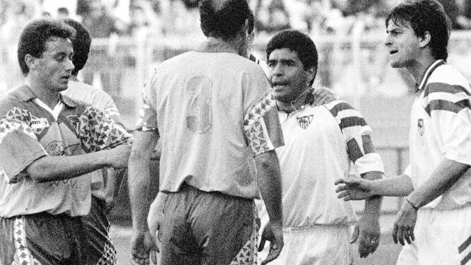 1993 hace 25 añosMaradona inicia una formidable bronca en Carranza