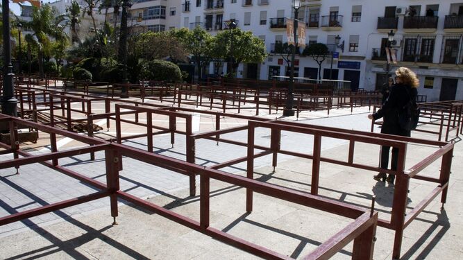 La instalación de los palcos para la Semana Santa en la plaza de Isaac Peral se inició ayer.