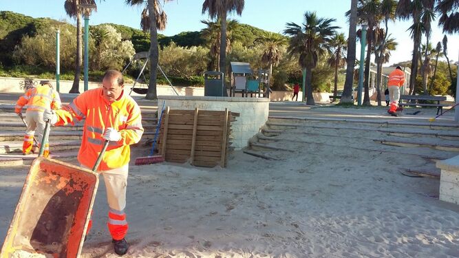 Operarios del servicio de Playas efectúan trabajos en La Puntilla para tratar de normalizar la situación con vistas a la Semana Santa.