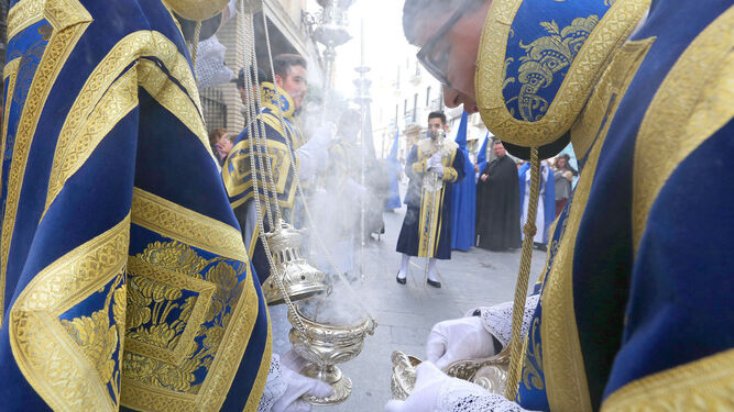 El incensario aportó un intenso aroma a Semana Santa durante el recorrido de la procesión.