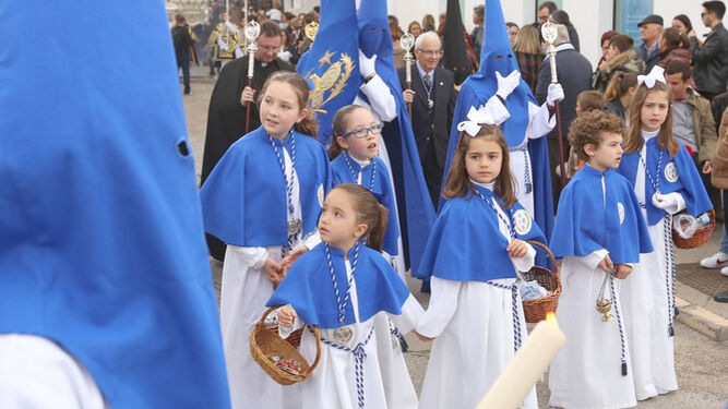 Jóvenes monaguillos durante su acompañamiento al paso de la Virgen.