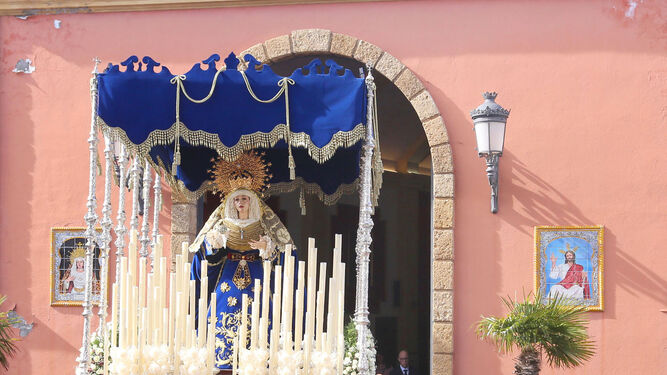 La Virgen de la Estrella en el momento en el que cruza la puerta de la capilla del colegio lasaliano.