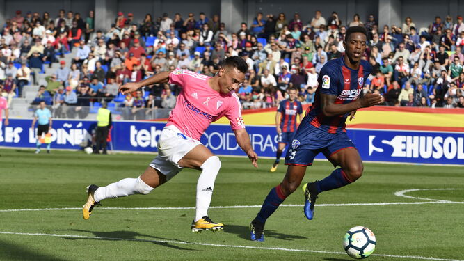 Álvaro García avanza con el balón mientras es seguido por Jair en el partido contra el Huesca de la primera vuelta.