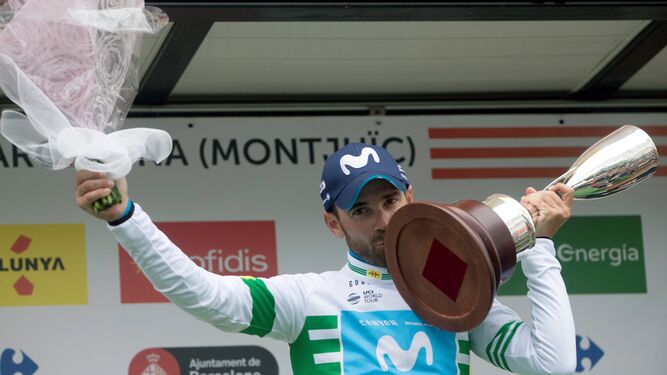 Alejandro Valverde celebra en lo más alto del podio su triunfo en la Volta a Catalunya.