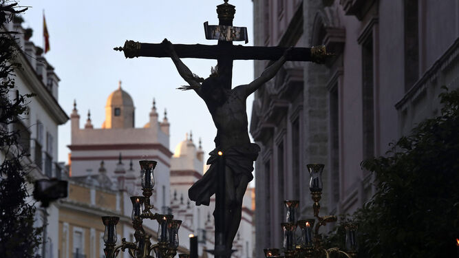 El Santísimo Cristo de la Vera Cruz empieza a atravesar la avenida 4 de Diciembre de 1977, lo que constituía una de las grandes novedades del día.