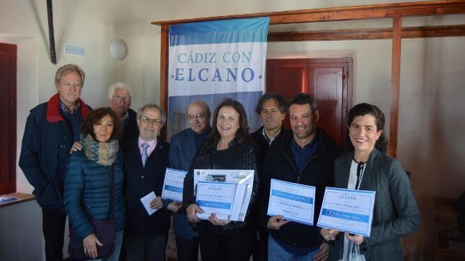 Los miembros del jurado y premiados del concurso de fotografía, organizado por la asociación 'Cádiz con Elcano', durante la entrega de premio, en el Hotel Las Cuatro Torres, en la plaza de Argüelles.