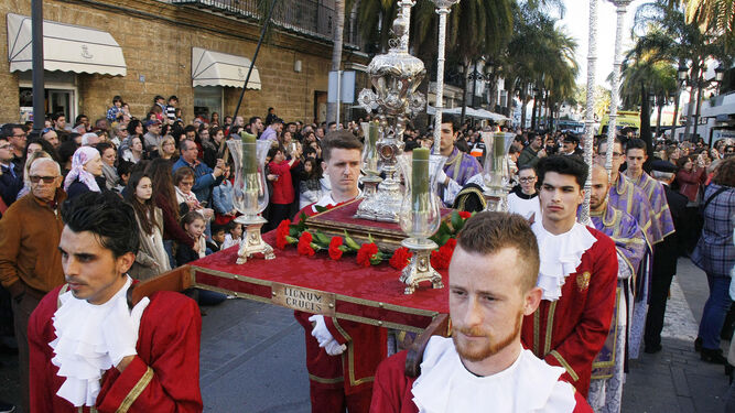 La reliquia del 'Lignum Crucis' ocupa un lugar preferente en el cortejo procesional de Los Afligidos desde hace ya varios años.