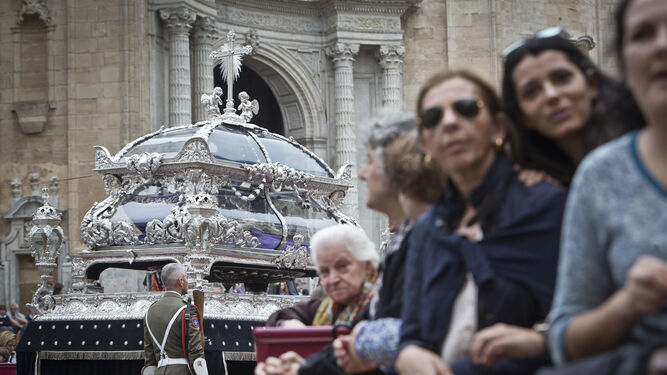 La urna del Santo Entierro es el único paso de misterio de la Semana Santa de Cádiz que data del siglo XIX.