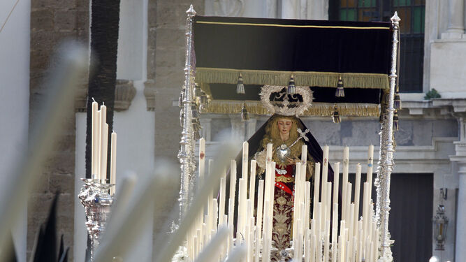 La Virgen de las Lágrimas sale de la iglesia de Santiago.